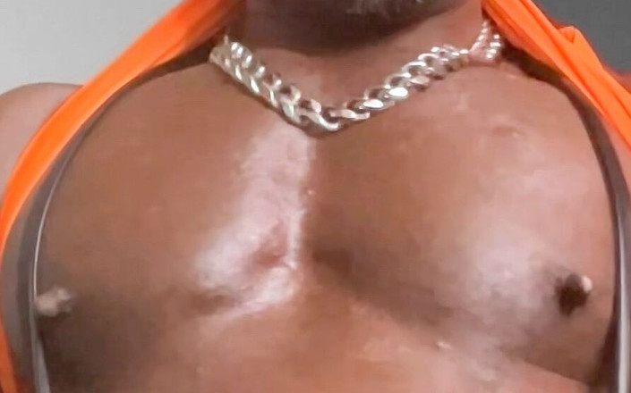 Black mature kinky muscle: Büyük kaslı göğüs roid göbek sapkın üvey babası kendini tatmin eden...