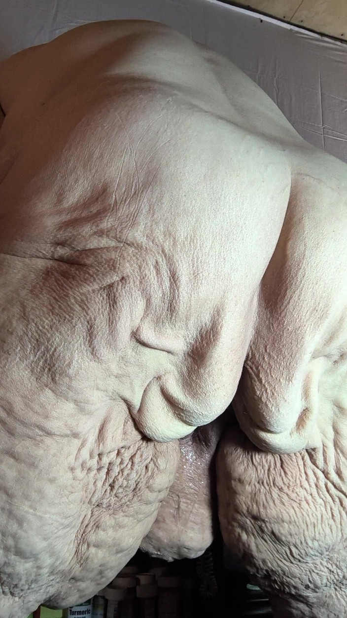 HerculesnVENUS: Cewek nakal ini harus kencing sambil nungging dan dia muncrat...