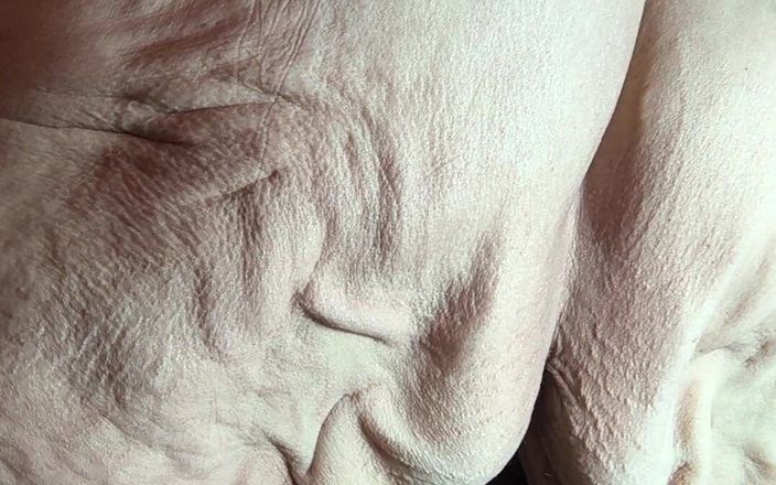HerculesnVENUS: Esta perra cachonda tuvo que mear, él la inclina y ella...