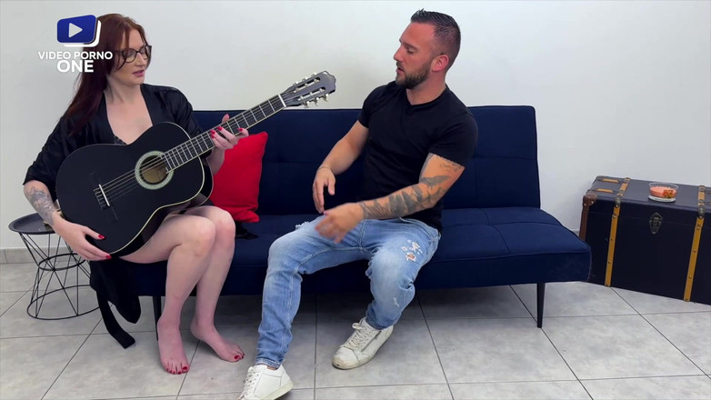 Video Porno One: 她被她的音乐老师撕裂了