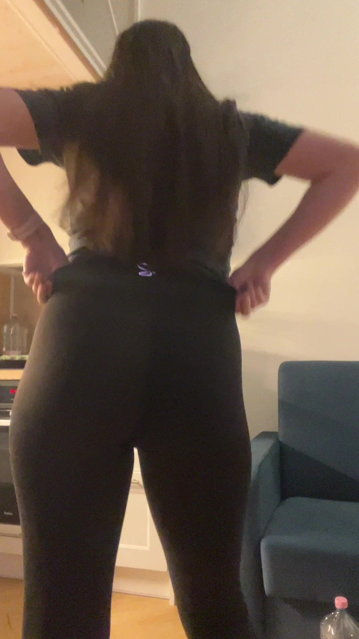 NicoleRay: Aprire la cerniera del tuo sexy sedere con i leggings