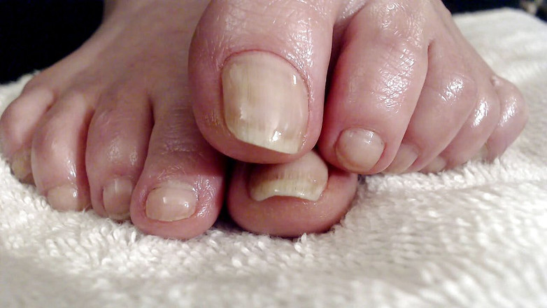 Abby Anna: Kaki berminyak kuku jari kaki semula jadi yang panjang