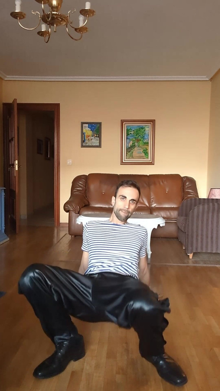 Zeus Ray: 私は軍服を着てストリープツを作っています