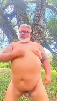 Nahý tančící medvěd v divočině ukazuje svou díru