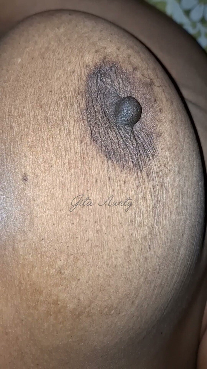 Indian aunty sex: Videoclipuri de joc cu organele genitale de femei indiene