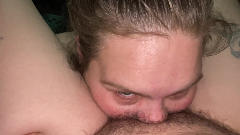 Fat House Wife: Ssanie małej suki z łechtaczki, co sprawia, że tryska w ustach połykając...