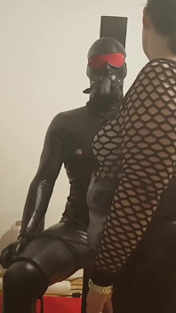 Fetish mandi emas - hamba lateks domme matang mengeringkan hamba lateks