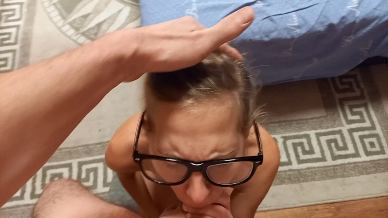 LG Nivan: Little Bitch Starts Masturbating While Sucking, She Really Enjoys It.