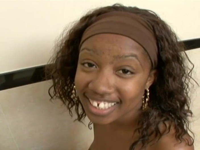 Africans Orgasm: Brutta troia nera gode di una grande verga bianca