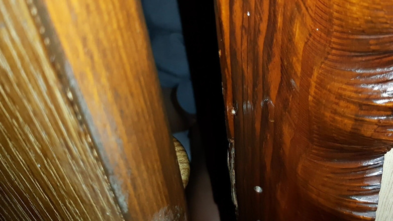 Lesbian-candys: O prind pe sora mea vitregă masturbându-se în toaletă