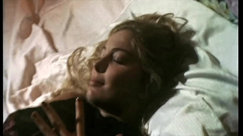 Inthe MILF room: Moana Onanerar Medan Hon Återupplever En Fantastisk Orgie Med Angelica Bella