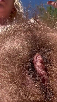 Prendere il sole nuda fuori e mostrare la mia figa pelosa