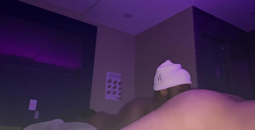 Candy Licker: Вылизываю задницу пухлой фанатки