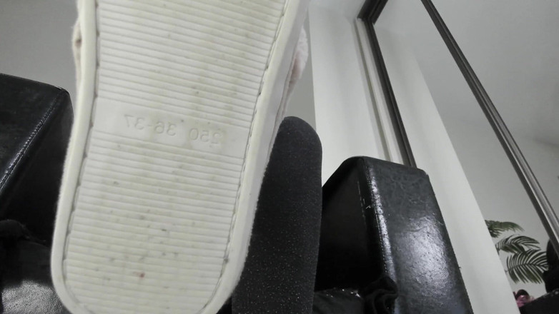 Feet lady: Ladies' Slippers'ın altında