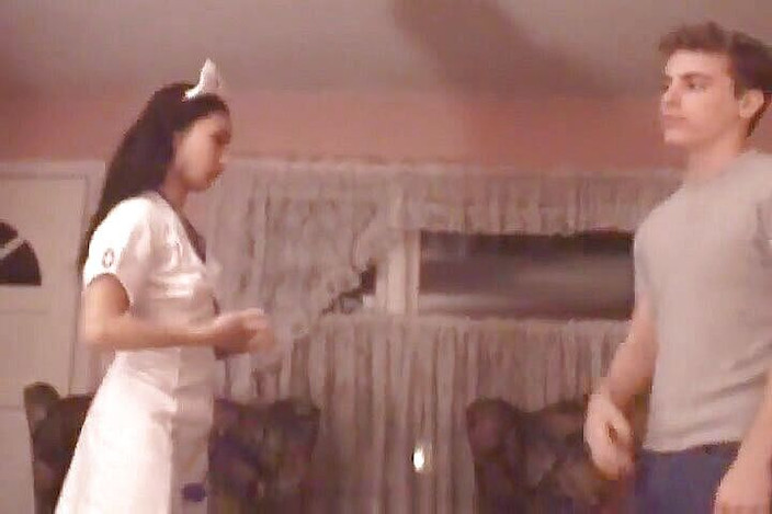 Radical Asian: Słodka azjatycka pielęgniarka wytrysnęła w tyłek podczas pozy na pieska