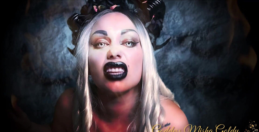 Goddess Misha Goldy: 魅惑的な黒い唇が熱い喫煙と彼女の大きくて少し覆われた胸であなたをからかうセクシーなデモネス!私の煙を吸う