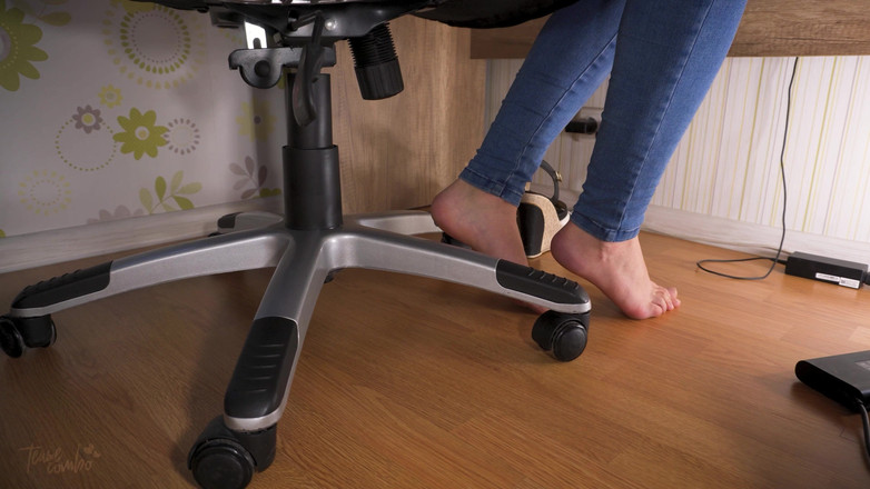 Teasecombo 4K: Mengintip Setiausaha Panas Mengusik Kaki Seksi Dalam Kasut Tumit Tinggi...