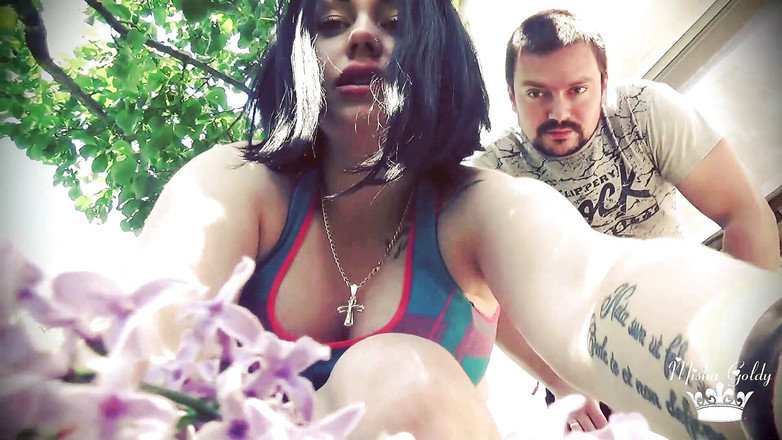 Goddess Misha Goldy: हमारे विशाल शरीर और बड़े पैरों के साथ सड़क पर एक छोटे आदमी को तड़पाना और कुचलना