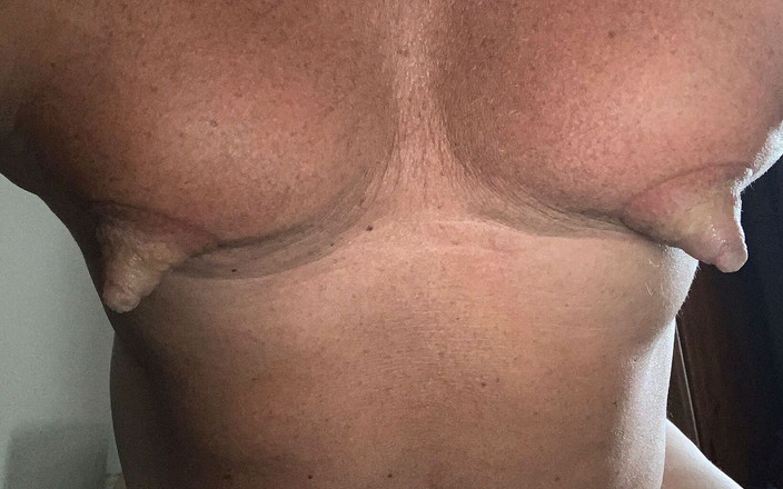 Nipple Sub: Jugando con mis pezones bombeados