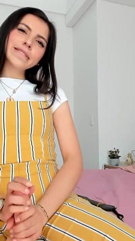 Słodka Alice, słodka dziwka z uroczą twarzą masturbuje twojego penisa miękkimi dłońmi i robi ci tłustą stymulację stóp
