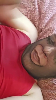 Sissy pisse et remue son visage