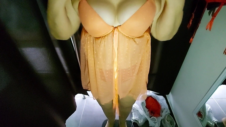Sexi Ledy: Sexy lady trying on lingerie in fitting room