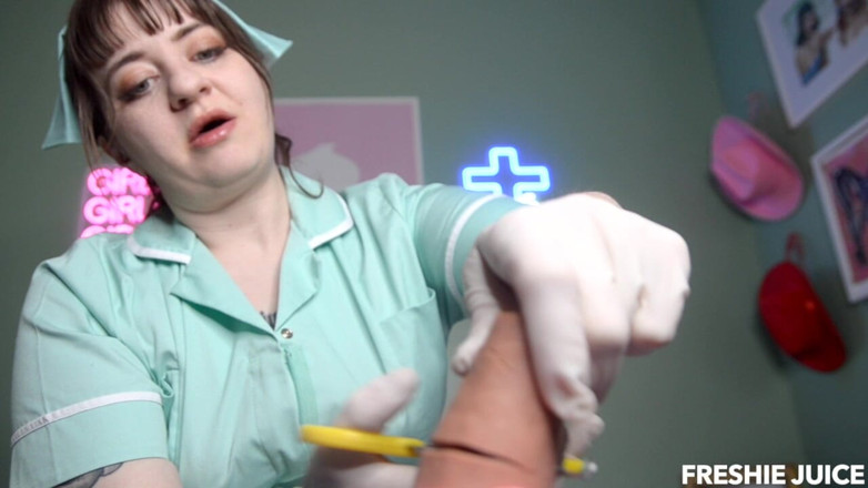 Freshie juice: Sádica enfermeira remove cruelmente seu pênis extremo de tcc