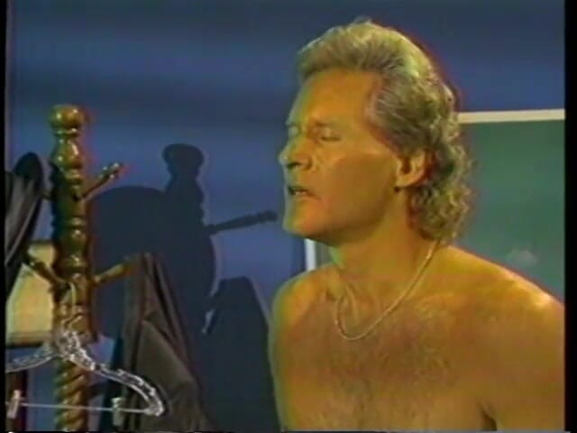 Old Good Porn: Deslumbrante puta com cabelos castanhos abre as pernas e recebe...