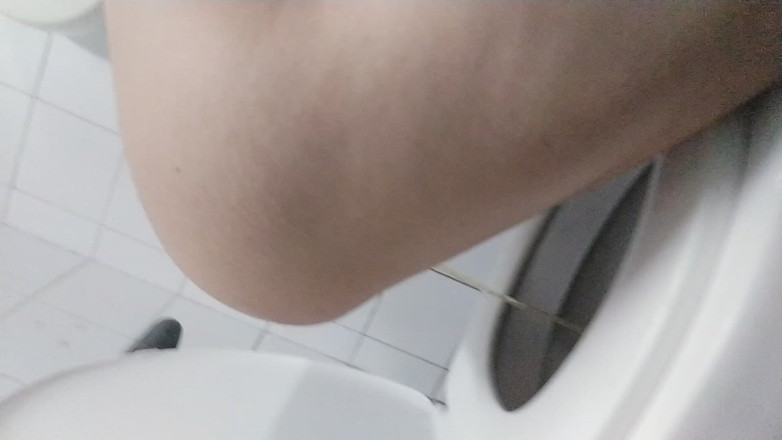 Ms Candy Bunny: Đi tiểu trong phòng tắm công cộng