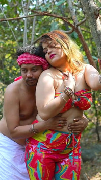 jangal romans ki ek manoram kahaani saamne aati hai kyonki ek jora yaadgaar yaatra shuroo karta hai