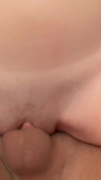Wielkie naturalne cycki Candy Girl fucked w jej ciasnej cipki i spust w ustach