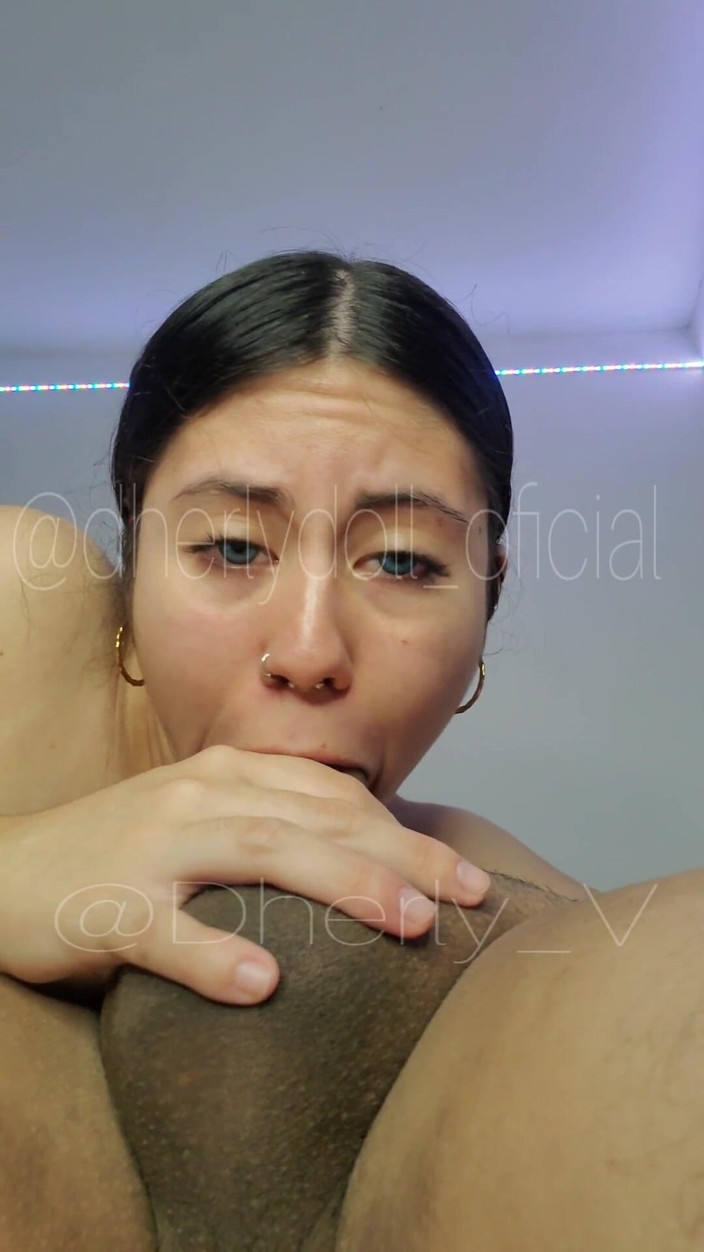 DherlyDoll: Min slampiga granne älskar att munka på min kuk.