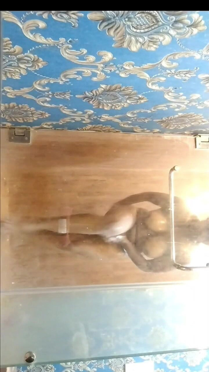 Desi shikha: デジガールが巨大なおっぱいとセクシーなお尻を入浴させる