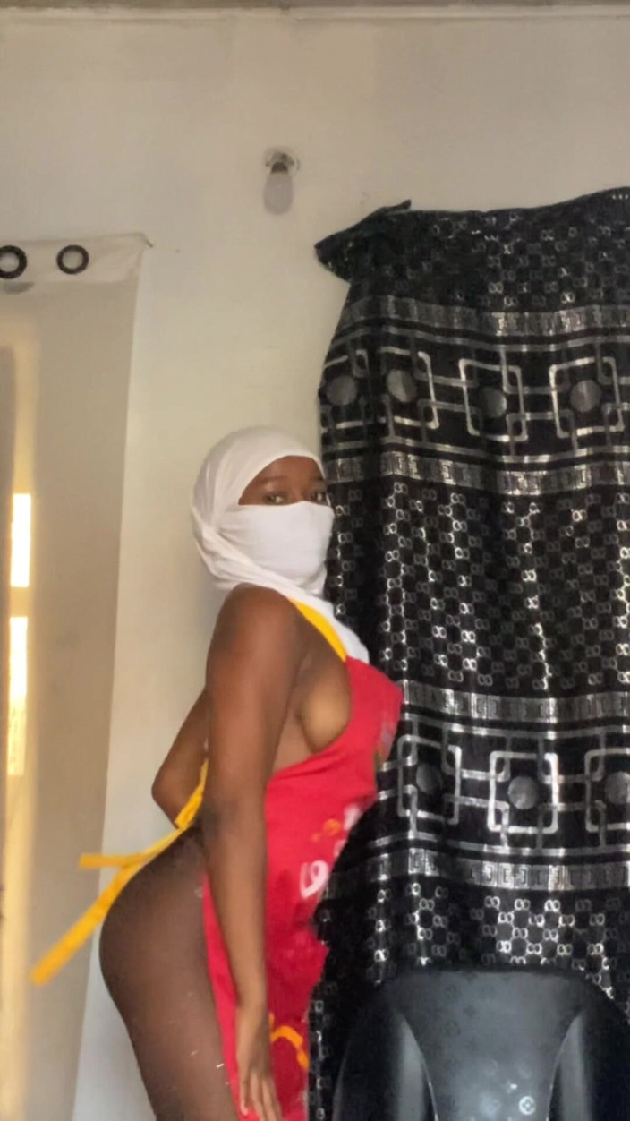 Slipperyblackgirl: Awek seksi menari dalam pakaian dalam
