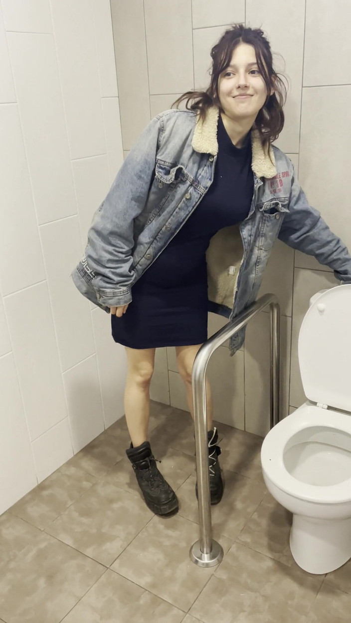 Endemoniados: LaMenor pregnant pissing in the supermarket