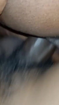 Une chatte fraîche se fait baiser