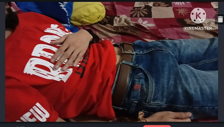 Desi__Panda: Wow pertama kali aku membuka celana dalam teman sekamarku wow...