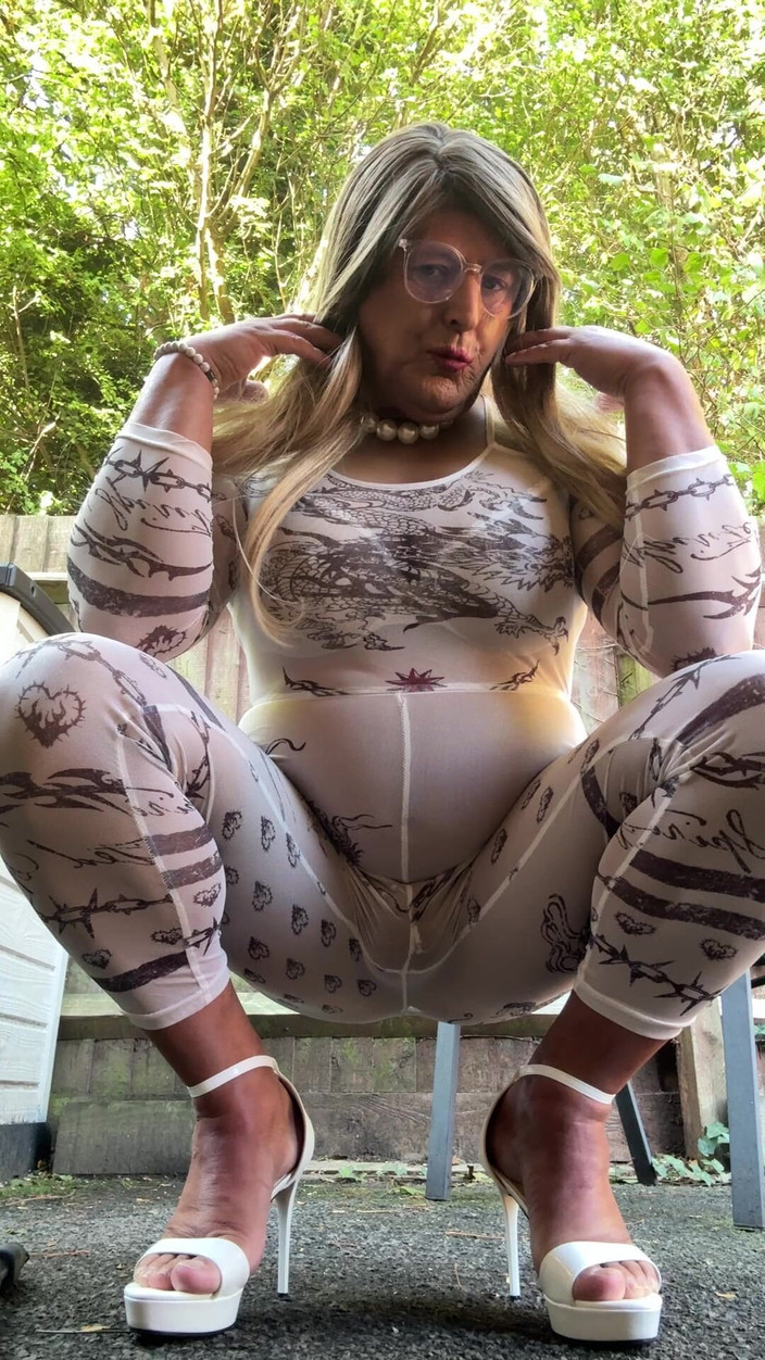 Kellycd2022: Sexy travestiet Kellycd2022 in sexy witte jumpsuit en hakken