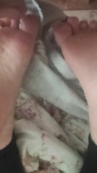 दोस्तों के तलवों के साथ खेलना, जबकि वह पढ़ रही है।