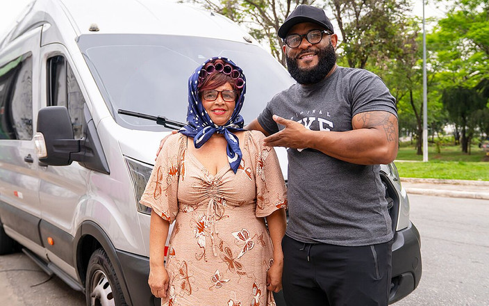 MaturePickup: Fetter rothaariger reifer arsch beim busfahren gedehnt