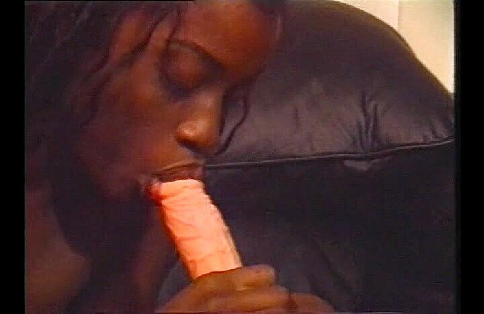 Outdoor pervs: 黑人荡妇用白色假阳具自慰