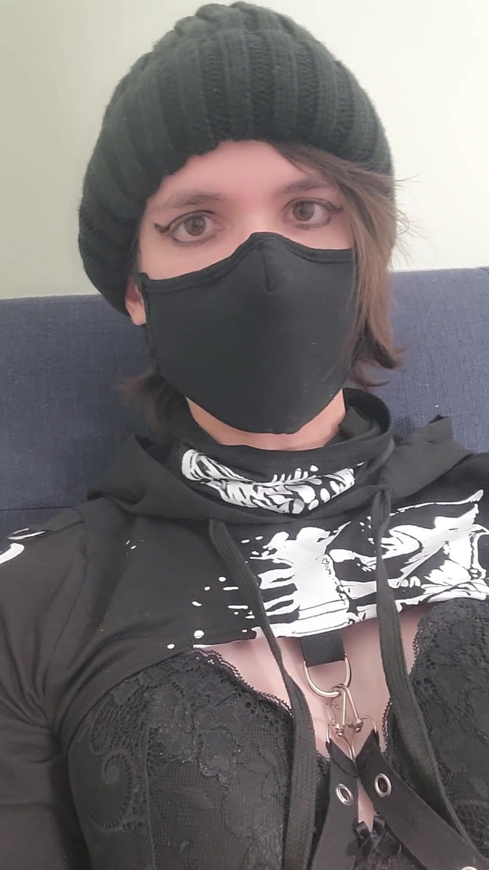 Mistress Mel: मैंने तुम्हें कपड़े पहने हुए पकड़ा