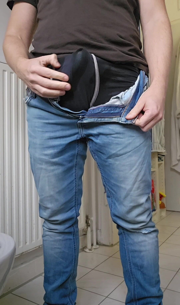 GerMANpiss: Pișare și spermă în baie