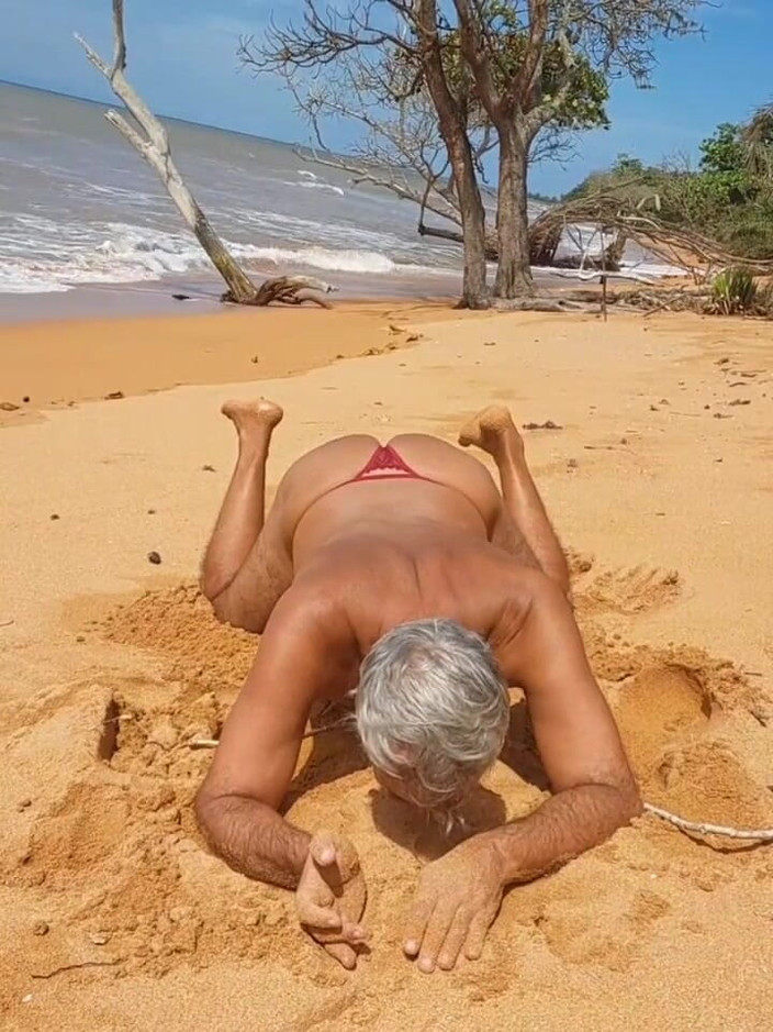 Ladysilvas: Ladysilva sahilde kırmızı külotlu ateşli götünü gösteriyor