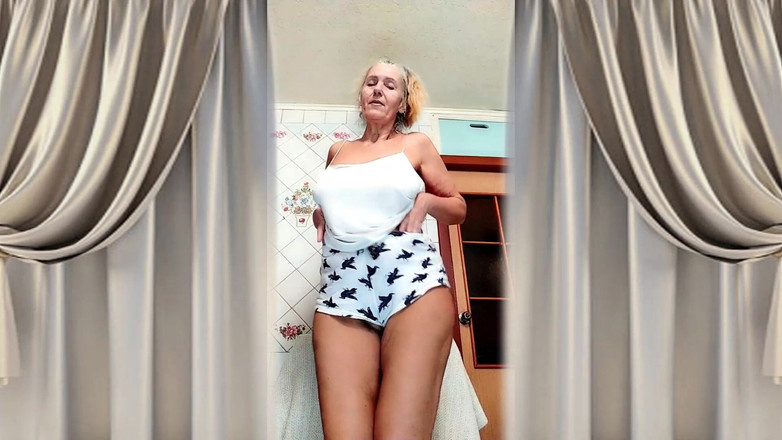 Lukerya: L'eccitante casalinga lukerya in cucina con i fan online