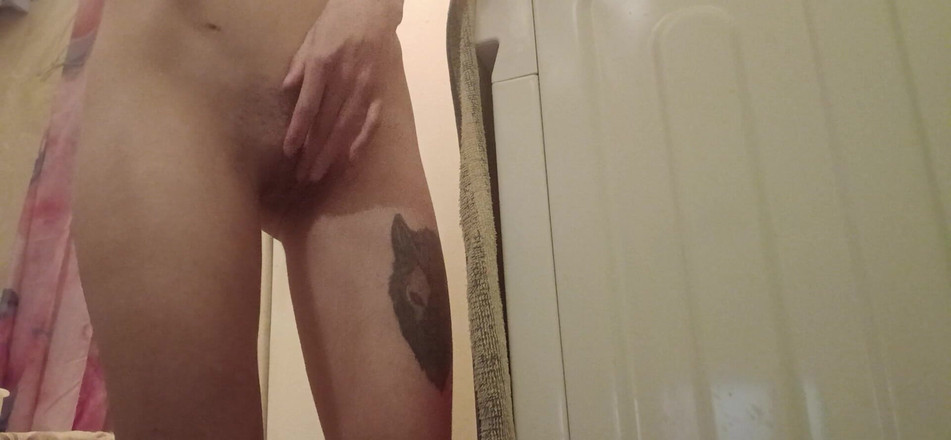 Lesbian-illusion: 我没有洗衣服，而是在洗衣机边开始自慰