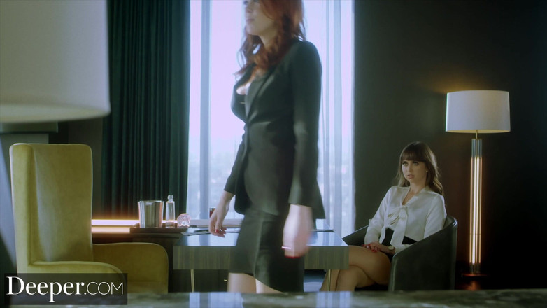 Deeper: 깊은. 상사에게 봉사하도록 비서 라일리를 훈련하는 빨간 머리 메이틀랜드