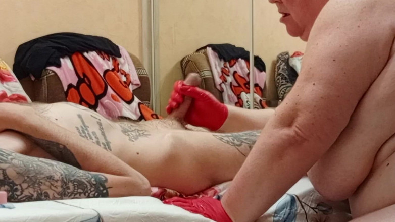 Zona901: 我来找我的朋友用手淫按摩阴茎的精油