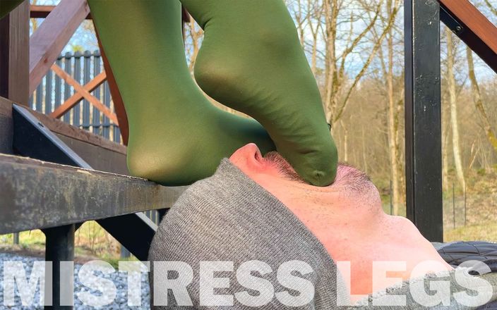 Mistress Legs: Zachte voetaanbidding meesteres voeten in groene panty buitenshuis