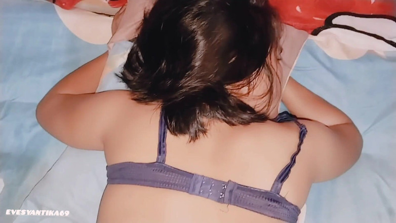 Karinsyantika: Berkongsi Katil Dengan Adik Tiri Kecil Bercuti - Bokep Indo - Indonesia...